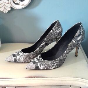 Guess Snakeskin Pointy Toe Heels ❄️